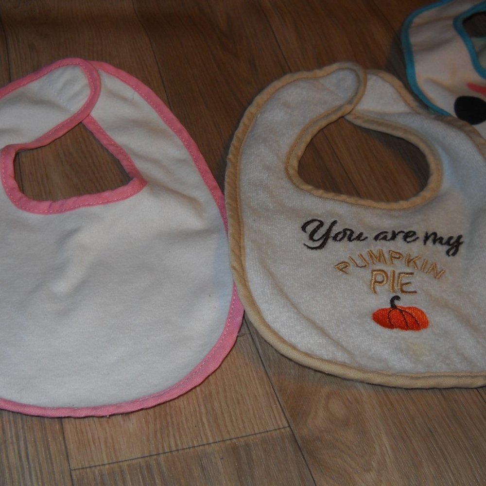 ASSORTMENT INFANT GIRLS BIBS - Picture 5 of 6